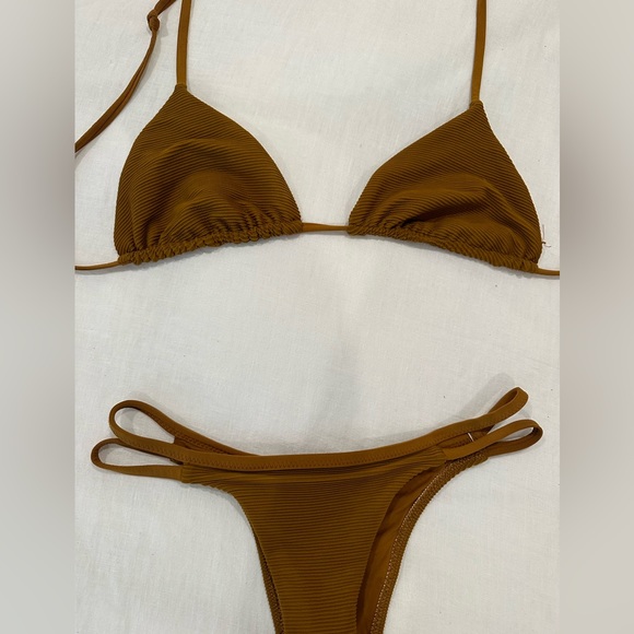 Vitamin A Amber BioRib Gia Reversible Triangle Bikini Top size (M top, S bottom) - Picture 2 of 4
